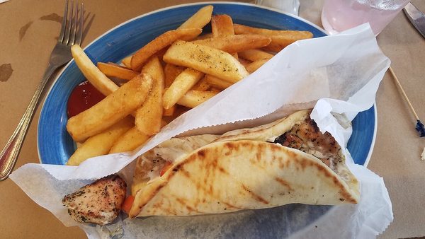 Souvlaki in pitta with chips